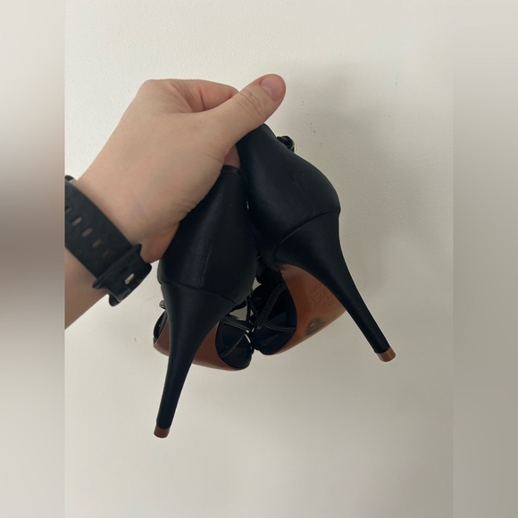 Tory Burch Black Leather Blossom Floral Embellished Sandals Size 6.5 - Picture 4 of 8